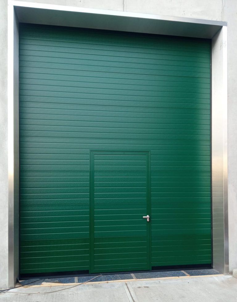 Sezionale industriale verde a doghe con porta pedonale inserita (linea industriale)