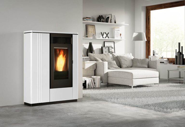 Stufa a pellet Superior Rita bianca in soggiorno con libreria (render)