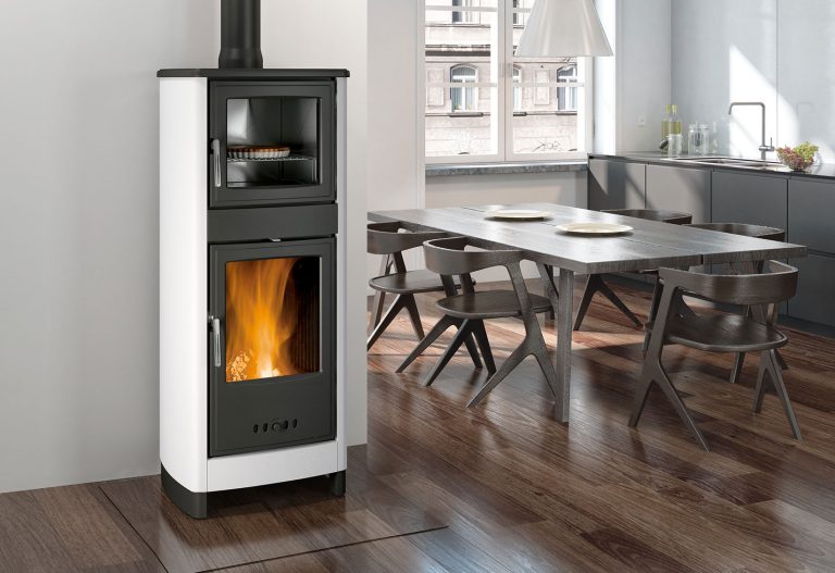 Stufa a legna con forno Superior Savina bianca in zona pranzo (render)