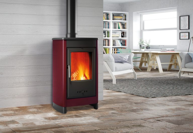 Stufa a legna Superior Sibilla bordeaux in ambiente con libreria bianca (render)