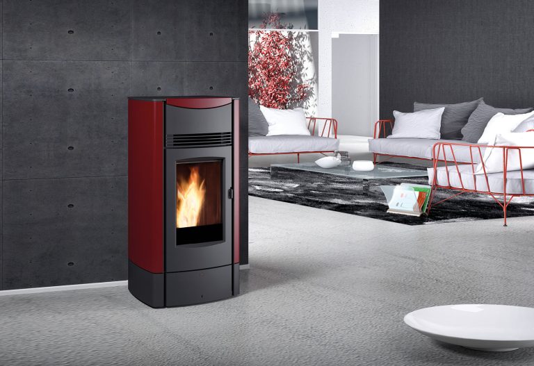 Stufa a pellet Superior Sonia bordeaux su parete in cemento, soggiorno moderno (render)