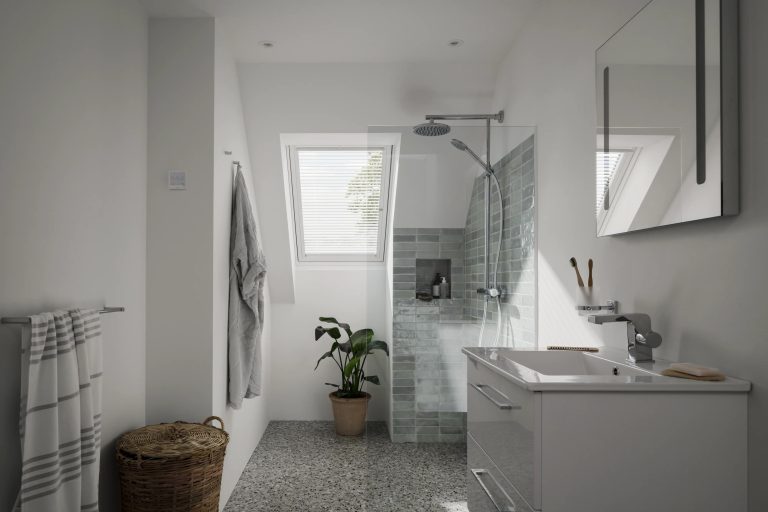 Bagno con finestra per tetti e tenda interna