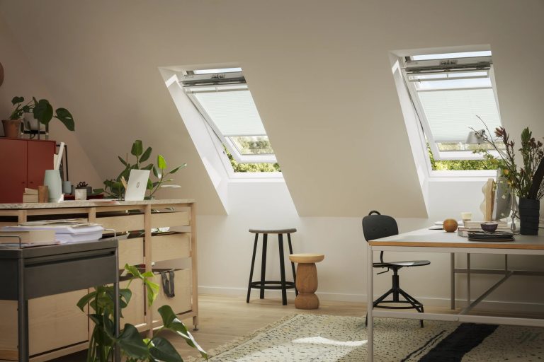 Studio in mansarda con tende filtranti plissettate