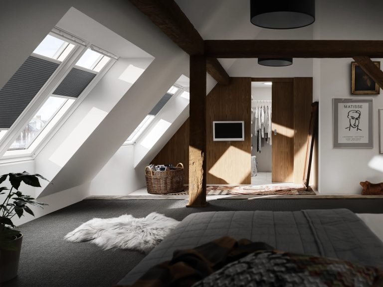 Camera da letto con tende plissettate oscuranti sulle finestre per tetti